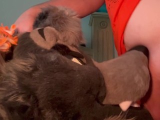 Fursuiter Fickt Seinen Eigenen Anzugkopf (HD)