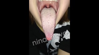 Novinha com língua longa