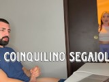 Sorprendo il mio coinquilino a masturbarsi e decido di scoparmelo (DIALOGHI IN ITALIANO)