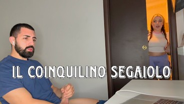 Sorprendo il mio coinquilino a masturbarsi e decido di scoparmelo (DIALOGHI IN ITALIANO)