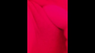 Elizabeth Rain se masturbe dans les salles de sport Red sauna léger