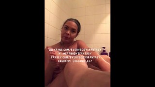 Sexy milf spugen op voeten spugen op tenen in badkuip