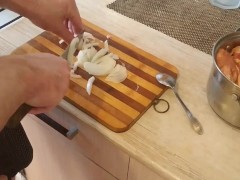 Помогала мужу на кухне, не удержалась и засунула в себя фрукты - Screenshot 1 of 16 - Object Insertion