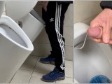 Un mec hétéro a joui dans les toilettes publiques pendant qu'un mec gay touchait sa bite