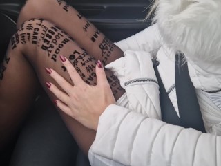 金发女郎在开车时口交，像一只贪得无厌的母狗一样操她的阴户
