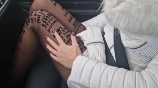 Loira faz um boquete enquanto dirige um carro e tem a bucetinha fodida como uma cadela insaciável