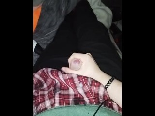 Фембой, играющий сам с собой