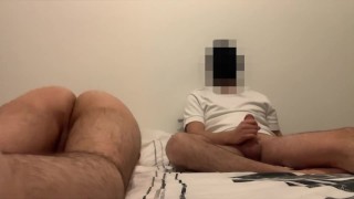 Hot Guy pegou seu colega de quarto transando na cama - gemendo alto 4K