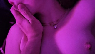 Она стонет слишком громко, ее трахают романтически хардкорно, и ей приходится терпеть любительское соседство по комнате, глубоко трахаемое пальцами