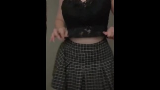 Красивая девушка раздевается и ласкает себя