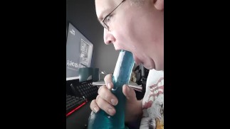 Пытаюсь засунуть 10-дюймовый фаллоимитатор в горло