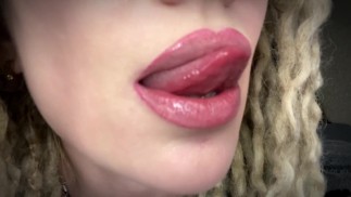 Видео фетиша для губ. Наслаждайтесь наблюдением за тем, как мои полные, мягкие и сочные губы сосут леденец