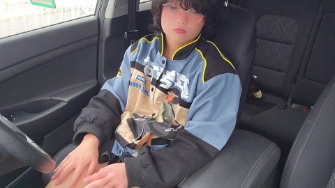 Cute Aziatische femboy masturbeert in auto na ontslag van Taco Bell