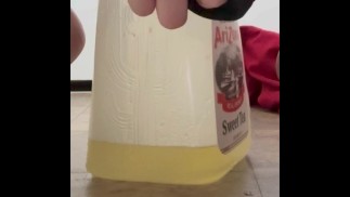 Наполнение кувшина для чая со льдом новым глухим звуком