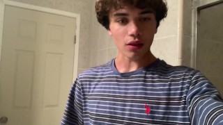 Homo tiener model masturbeert in toilet