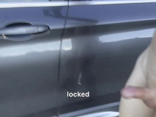 車から完全に裸で閉じ込められ、鍵を手に入れるためにカミング(naughtygardengirlに触発)