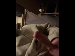 Grosse bite gicle deux fois (il ne peut pas s'arrêter de cracher)