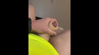 Pau pequeno: carga enorme. Masturbação solo - Meu primeiro vídeo.