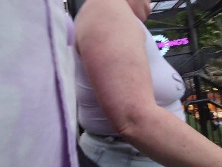 Новозеландская дрянная милфа публично гуляет в торговом центре и мочится на автостоянке, прежде чем на нее помочится ее хозяин