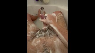 Hot twink masturbarse en el baño mientras está jabonoso