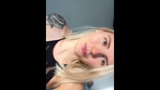 Loira sexy manda um vídeo para fazer você se sentir vivo