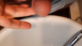 Когда очень хочешь ссать сойдёт и раковина в ванной комнате. Мочусь в рукомойник