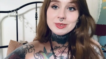 Deutsches Tattoo Babe ist zu geil und fickt durch die Strumpfhose!