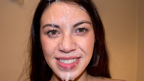 Franse deepthroat slet neemt een gigantische facial tijdens casting