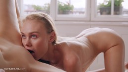 ULTRAFILMS Duas garotas loiras super gostosas Nancy A e Diana Heaven fazendo sexo neste vídeo