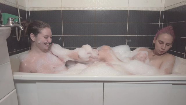 Fun in bath with my girlfriend Aura Sin