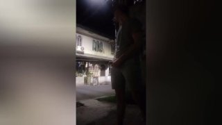 Buitenlander die zijn penis aftrekt in het openbaar werd bijna twee keer betrapt Filipijns Manila San Juan stad!!