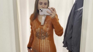 Красотка примеряет новые наряды и демонстрирует свои твердые соски на публике