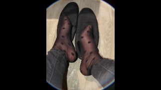 поношенные пятнистые чулки носки