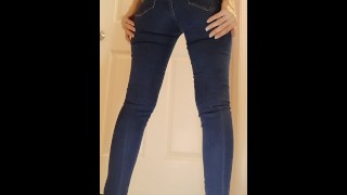 POV Mira a Rubia Mojar sus Levi Blue Jeans