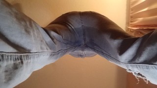 POV loira desesperada para fazer xixi em você em jeans de perna larga ASMR