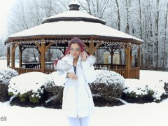 Exhibitionist Babe Peeing through leggings in snow - Screenshot 2 of 16 - Pee