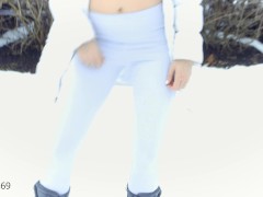 Exhibitionist Babe Peeing through leggings in snow - Screenshot 5 of 16 - Wet