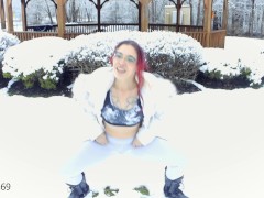Exhibitionist Babe Peeing through leggings in snow - Screenshot 6 of 16 - Outdoor