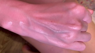 DIE BEWEGUNG DER VENEN AUF DEN DÜNNEN UND ANMUTIGEN HÄNDEN EINES MÄDCHENS IN ÖL NAHAUFNAHME FETISCH