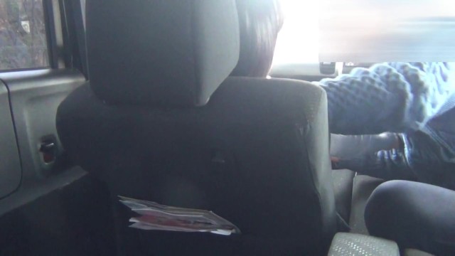 【個人撮影】車で人妻を押し倒し強引に情事を始める素人不倫カップルの投稿映像が生々しい件！