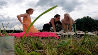 Chicas sin bragas diversión al aire libre en prueba el día del lance con lencería y vestido corto de verano y minifaldas