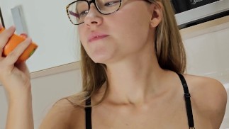 Die sexieste Masturbation mit Orange!