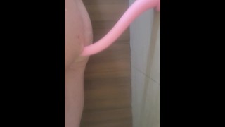 Follando mi culo transgénero en la ducha con mi bigass consolador rosa de dos pies. Me lo tomo todo.