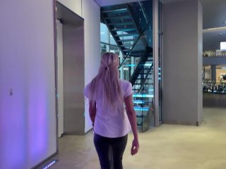 A salesgirl from a clothing store sucked off a customer's dick in the toilet of a mall screenshot number 2