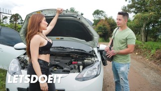 Горячая милфа Лила Мун трахает своего механика - LATINA MILF