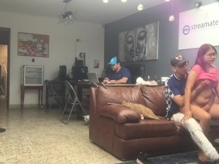 Она зовет меня помочь ей, и в итоге я трахаю ее, а мой босс рядом с ней