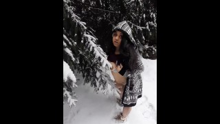 Snow walk grávida piscando bunda nua e peitos fora latina