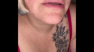 О девушке грязно говорят, рассказывая историю о большом члене
