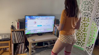 Naughty Girl mostrando su culo jugando bádminton