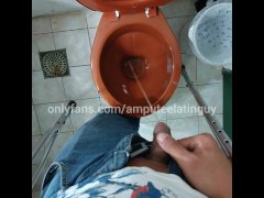 Amputado orinando - amputee boy urinating